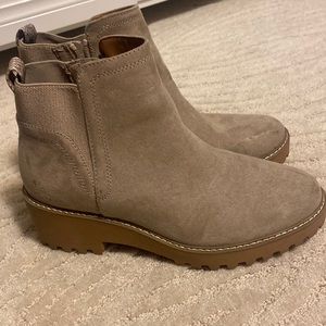 Universal thread booties. Great condition.